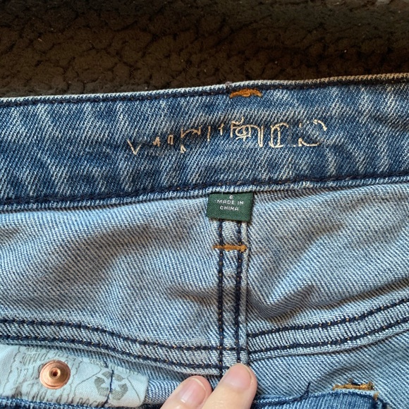 Distressed doily trim shorts - Picture 3 of 4